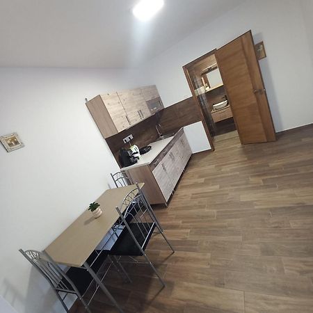 Oazis Apartman Шарошпатак Экстерьер фото