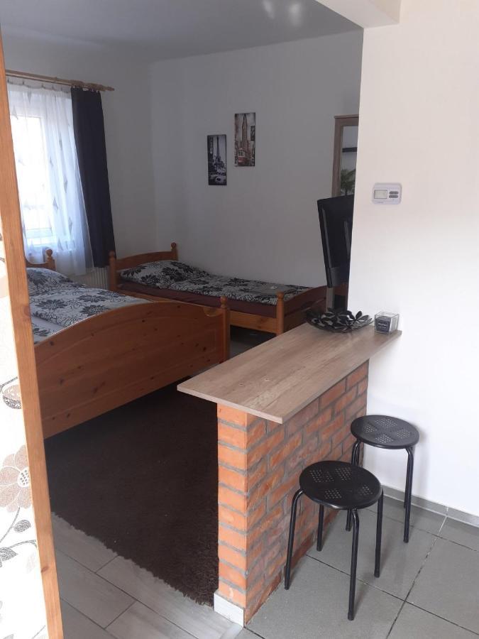Oazis Apartman Шарошпатак Экстерьер фото