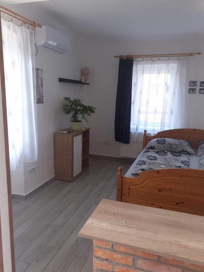 Oazis Apartman Шарошпатак Экстерьер фото