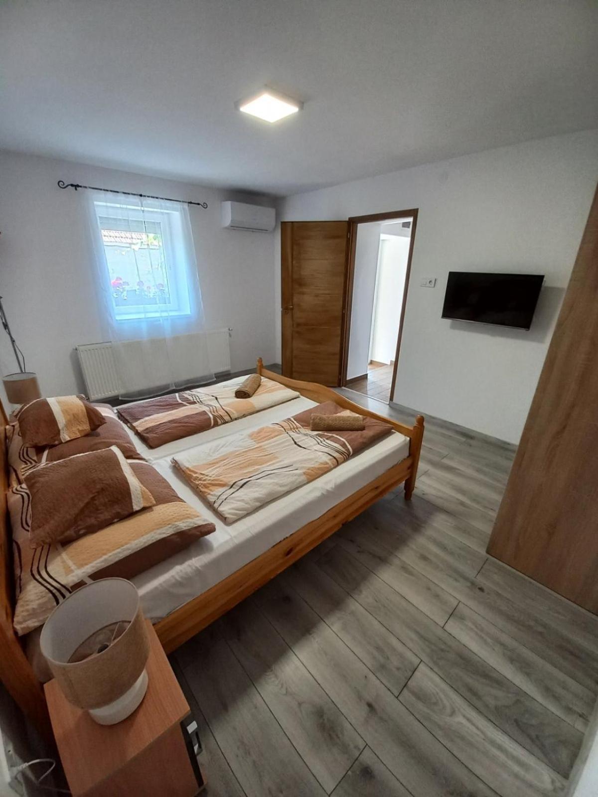 Oazis Apartman Шарошпатак Экстерьер фото