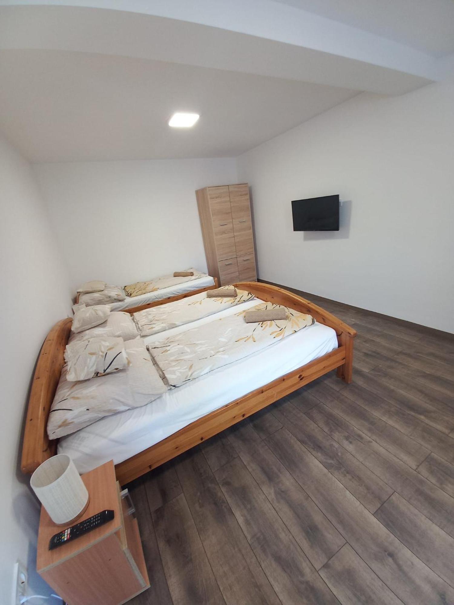 Oazis Apartman Шарошпатак Экстерьер фото