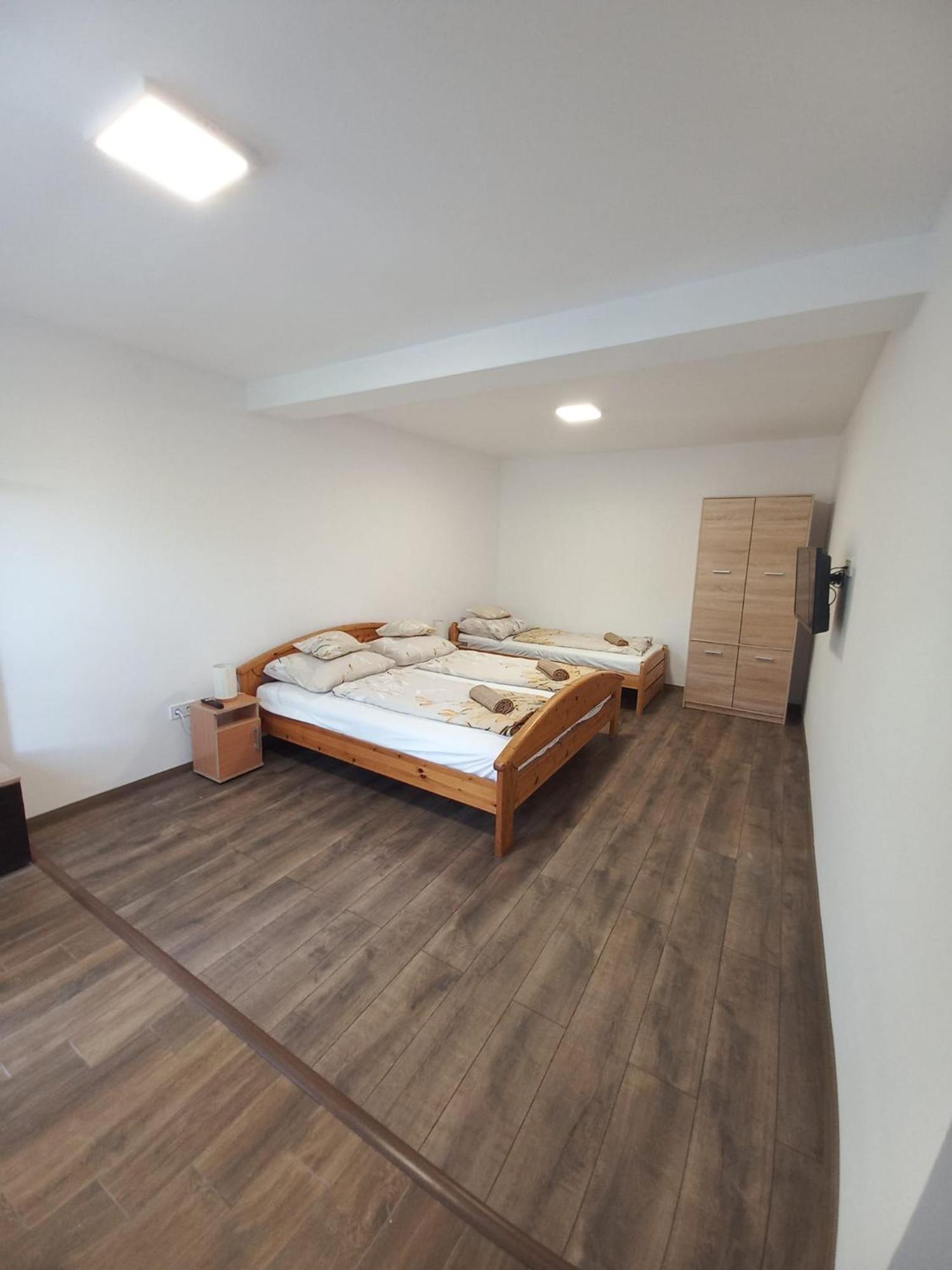 Oazis Apartman Шарошпатак Экстерьер фото