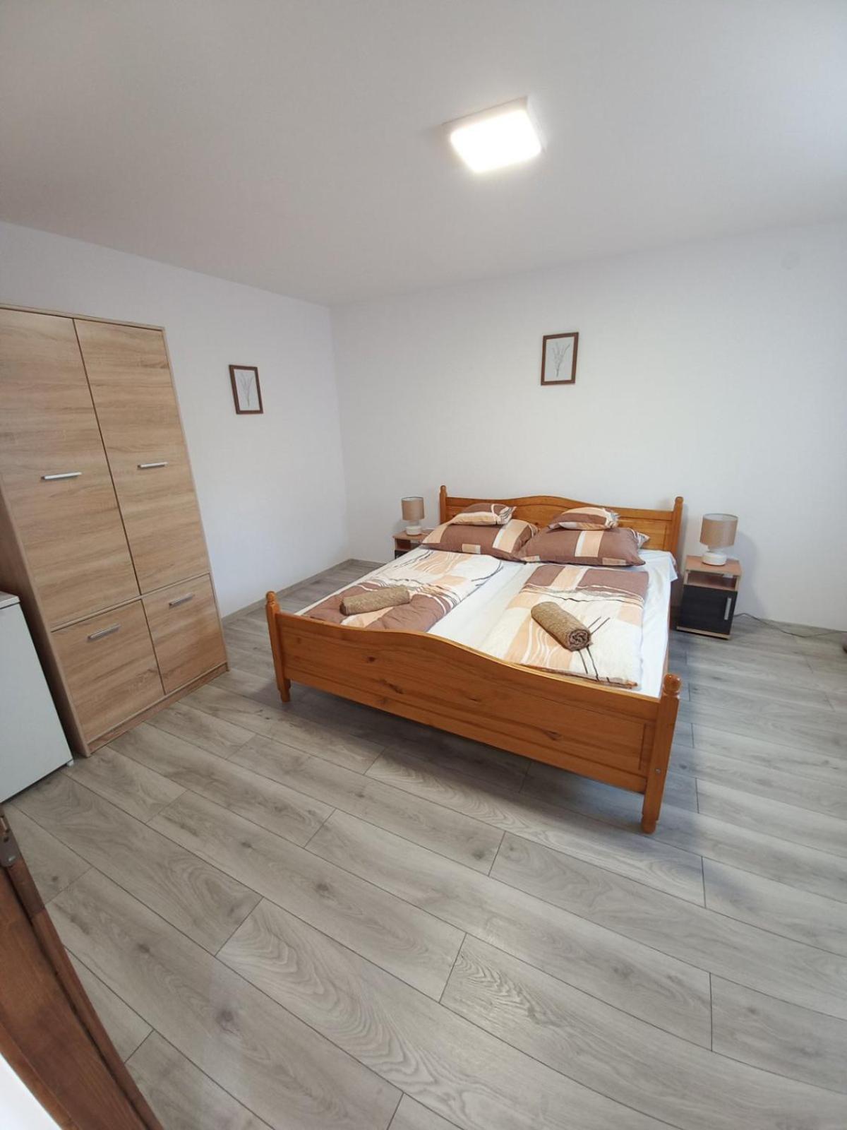 Oazis Apartman Шарошпатак Экстерьер фото